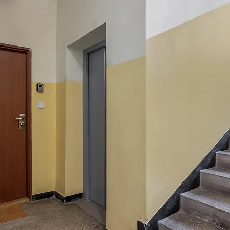 Hala Mirowska Spacious By Bookinghost