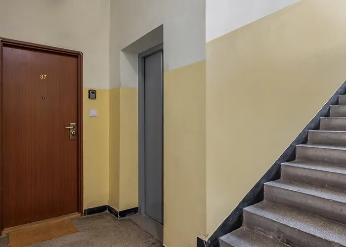 Hala Mirowska Spacious By Bookinghost