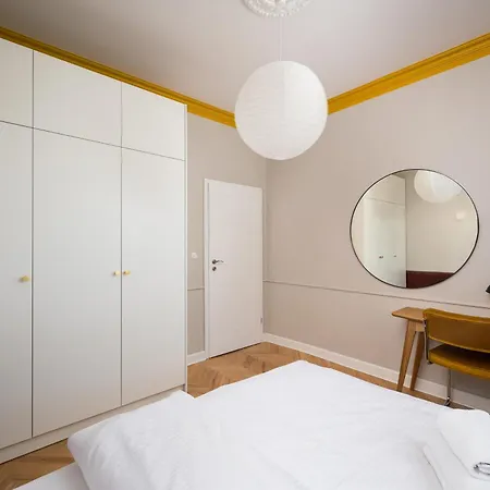 Lägenhet Hala Mirowska Spacious By Bookinghost